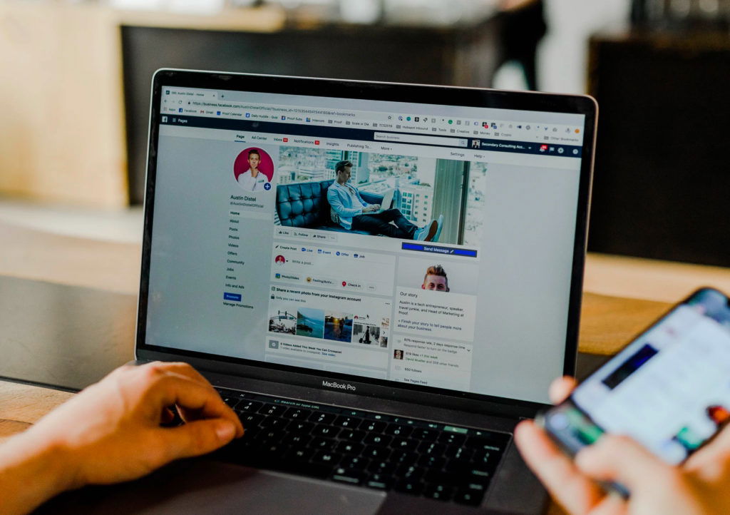 social-media-laptop social-media-laptop